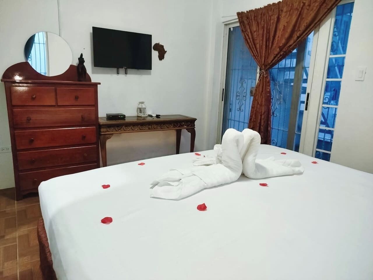 2 chambres, coffres-forts dans les chambres, fer et planche à repasser