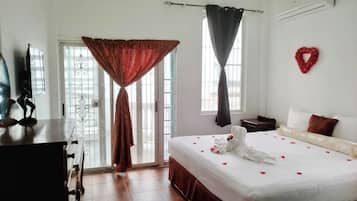 2 Schlafzimmer, Zimmersafe, Schreibtisch, Bügeleisen/Bügelbrett