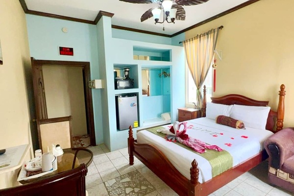 Beautiful colonial half canopy mahogany four-poster bed