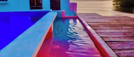 Piscine extérieure, piscine à débordement