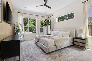 3 chambres, bureau, fer et planche à repasser, lit parapluie