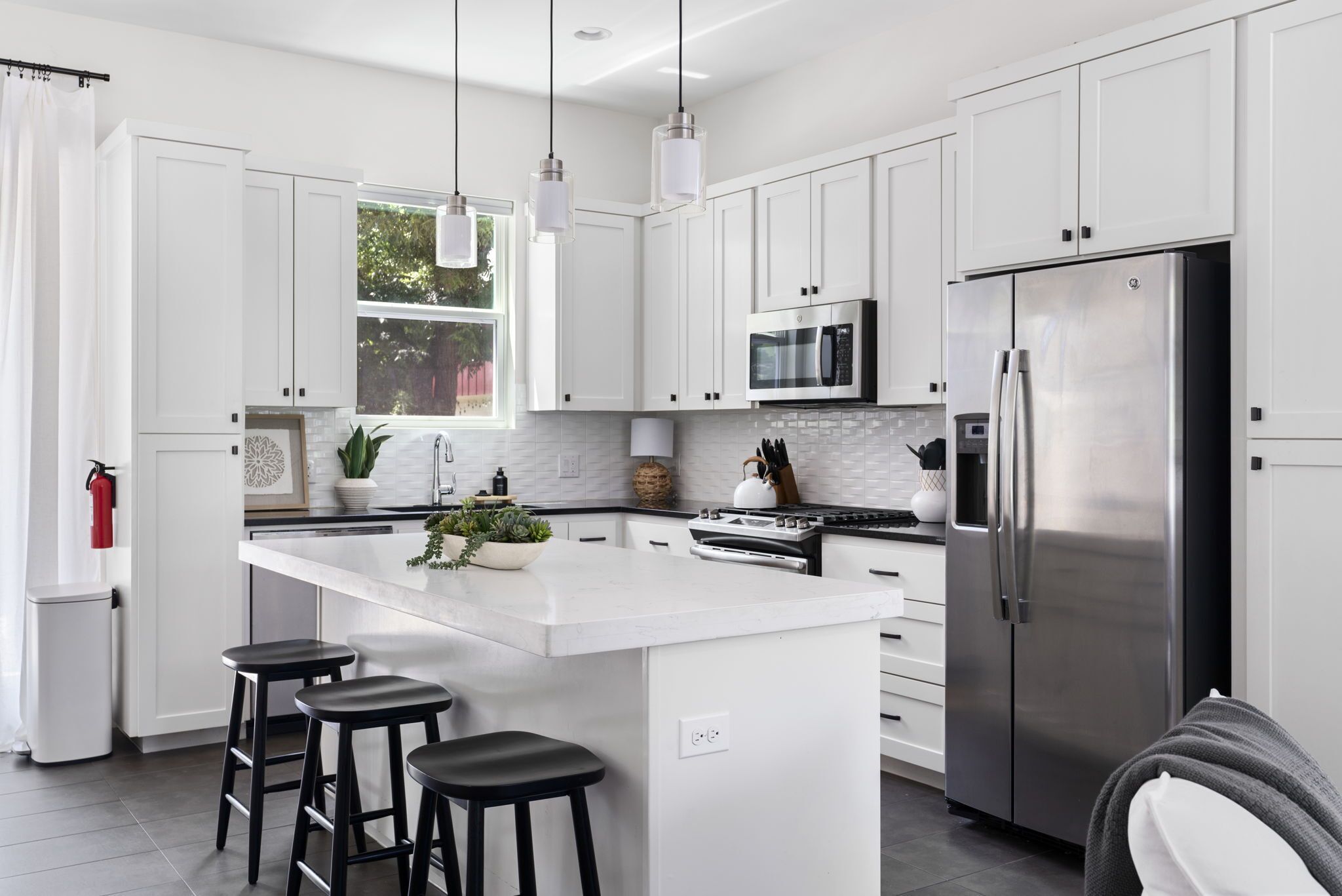 Réfrigérateur, micro-ondes, four, plaque de cuisson