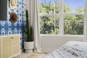 3 chambres, bureau, fer et planche à repasser, lit de bébé portatif