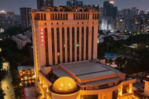 A hotel with a prominent dome structure, a large arched entrance, and a modern design. - Golden Splendid Hotel (Zhanjiang)
