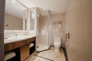 A modern bathroom with a glass-enclosed shower, a large mirror, and a toilet. - Golden Splendid Hotel (Zhanjiang)
