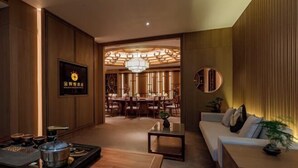 Un intérieur moderne comprenant un coin repas, un canapé et un téléviseur.