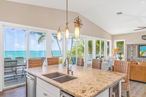 P04 - Beach Front Estate with Pool and 6 bedrooms