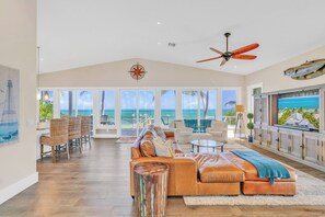 Smart TV, computer monitors - P04 - Spectacular 6 bedroom, 6 bath home is a rare beach front beauty! (Marathon)