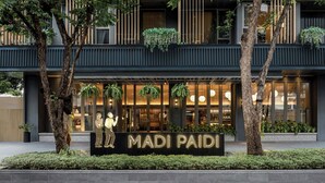 Un edificio moderno con un letrero que dice "MADI PAIDI".