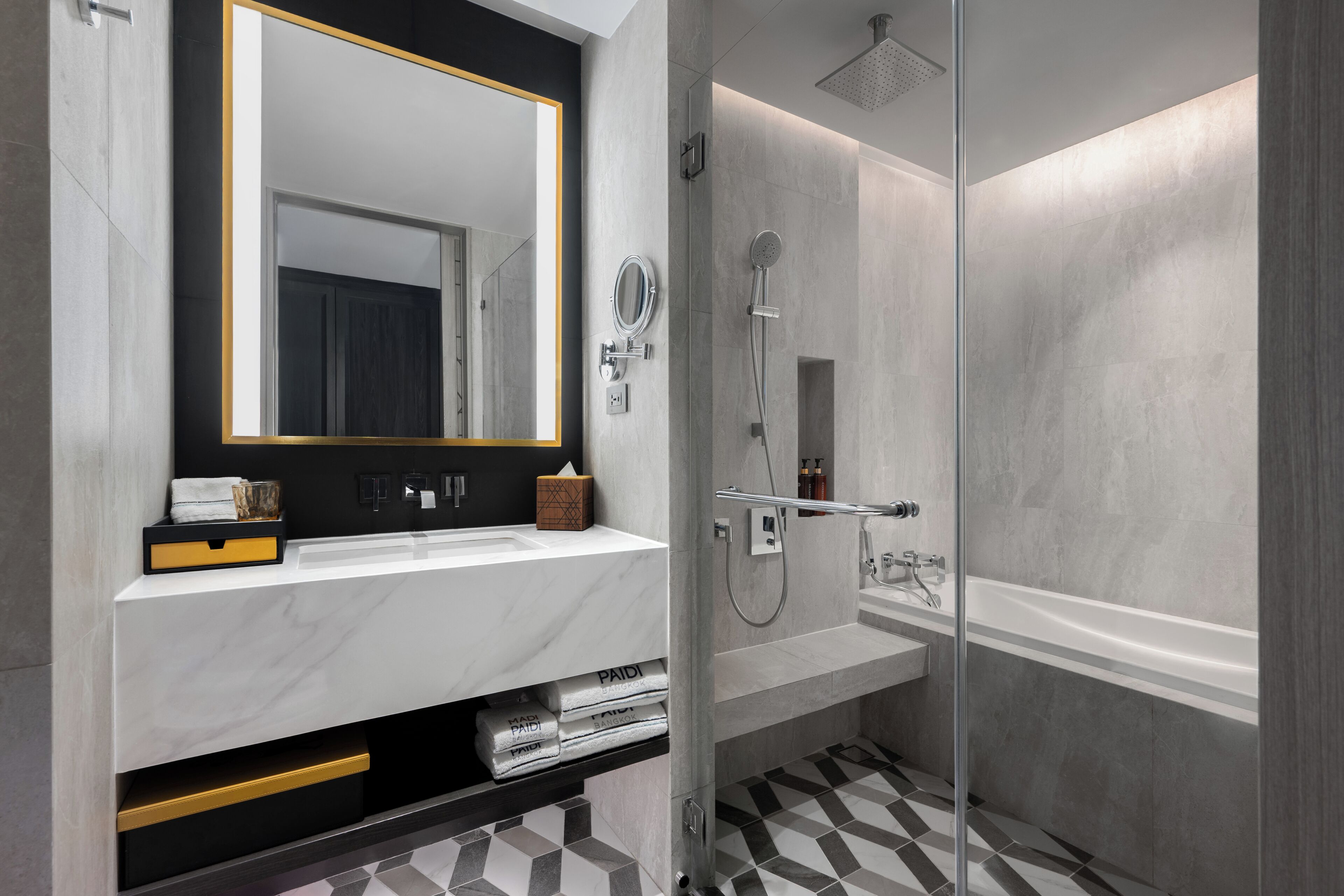 Un baño moderno con un espejo grande, una ducha y una bañera.