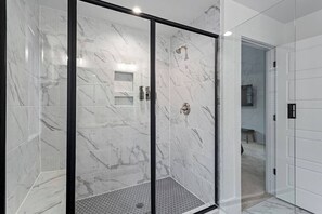 Badewanne, umweltfreundliche Kosmetikartikel, Haartrockner, Handtücher