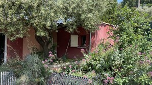 A red building with a window, surrounded by greenery and a metal bench. - Maison "La Miloune" au Coeur de la Provence Verte, Dans Quartier Calme et Arboré (Le Val)