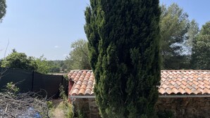 A stone building with a tiled roof, surrounded by greenery and trees. - Maison "La Miloune" au Coeur de la Provence Verte, Dans Quartier Calme et Arboré (Le Val)