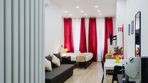 Une chambre d’hôtel moderne équipée d’un lit, d’un canapé, d’une table à manger et d’une machine à café.