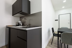 Kühlschrank, Ofen, Herdplatte, Wasserkocher mit Kaffee-/Teezubehör