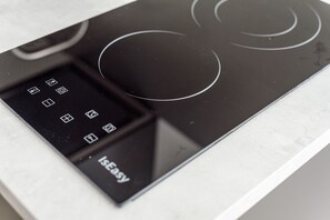 Kühlschrank, Ofen, Herdplatte, Wasserkocher mit Kaffee-/Teezubehör