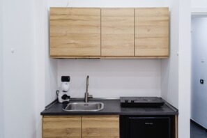 Réfrigérateur, micro-ondes, plaque de cuisson, cafetière/bouilloire