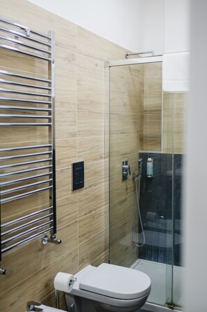 Douche, sèche-cheveux, serviettes fournies