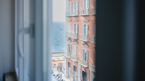 Un edificio con balcones y vistas al mar.