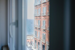 Un immeuble doté de balcons et offrant une vue sur la mer.