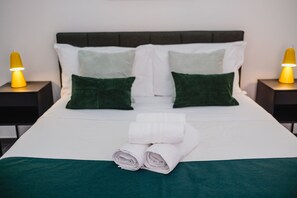 Tabla de planchar con plancha, wifi gratis y ropa de cama 