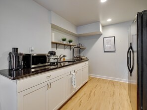 Réfrigérateur, four à micro-ondes, un four, surface de cuisson