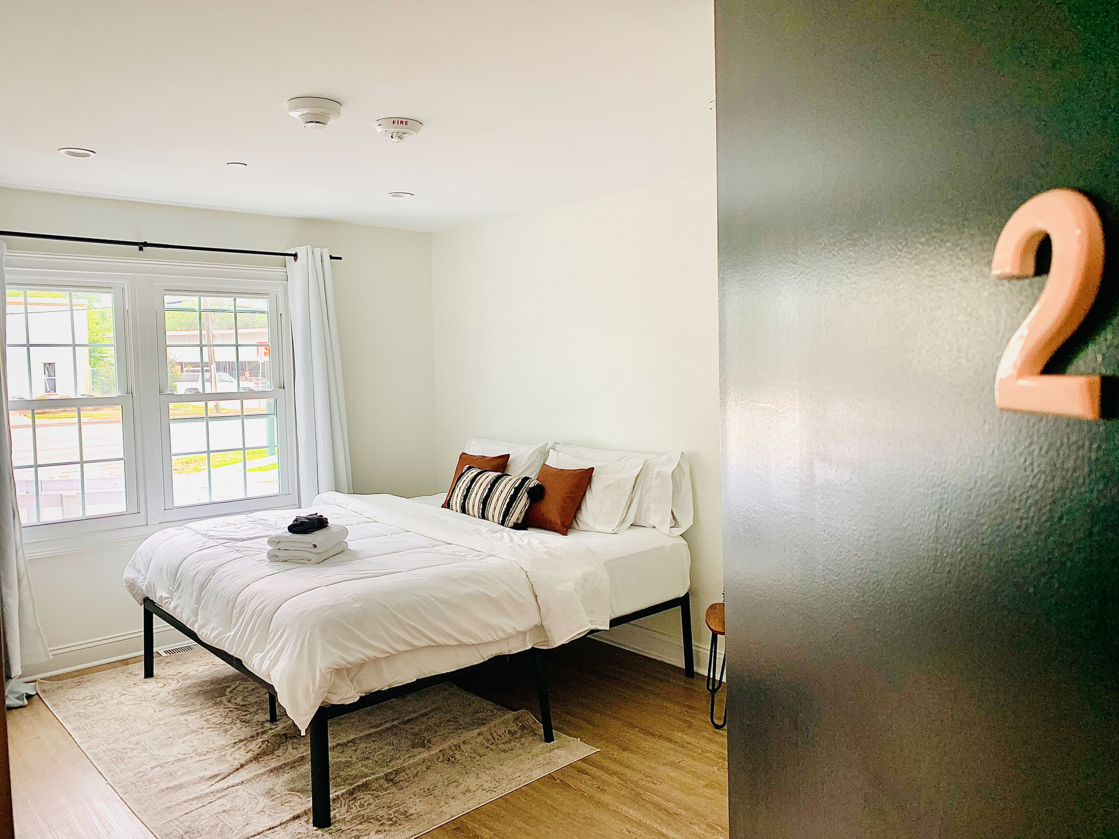 2A King room private bath in shared Inn - 10m airport CHS riverfront