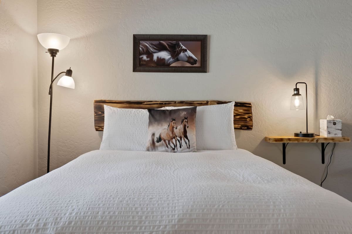 Lake Village Lodge Room #1 | 免費 Wi-Fi、床單