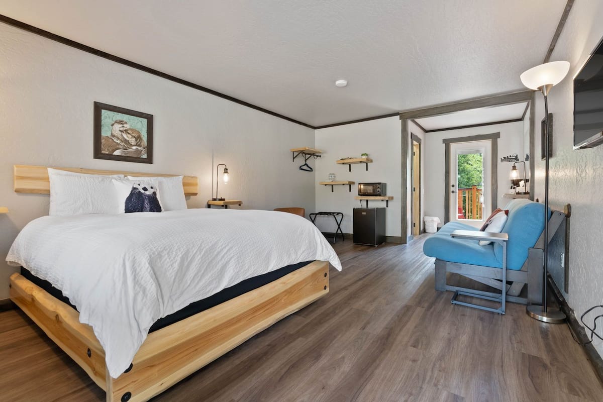 Lake Village Lodge Room #4 | 免費 Wi-Fi、床單