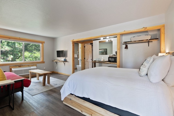 Lake Village Lodge Suite #6 | Wi-Fi gratis dan seprai linen