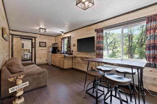 Lake Village Lodge Suite #10 | Free WiFi, bed sheets