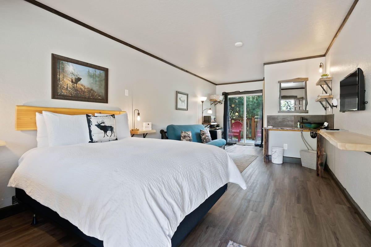Lake Village Lodge Room #5 | 免費 Wi-Fi、床單