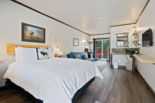 Lake Village Lodge Room #5