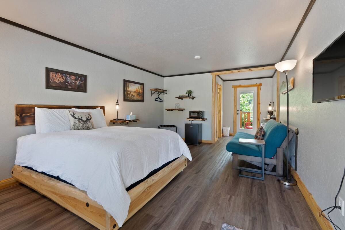 Lake Village Lodge Room #2 | 免費 Wi-Fi、床單