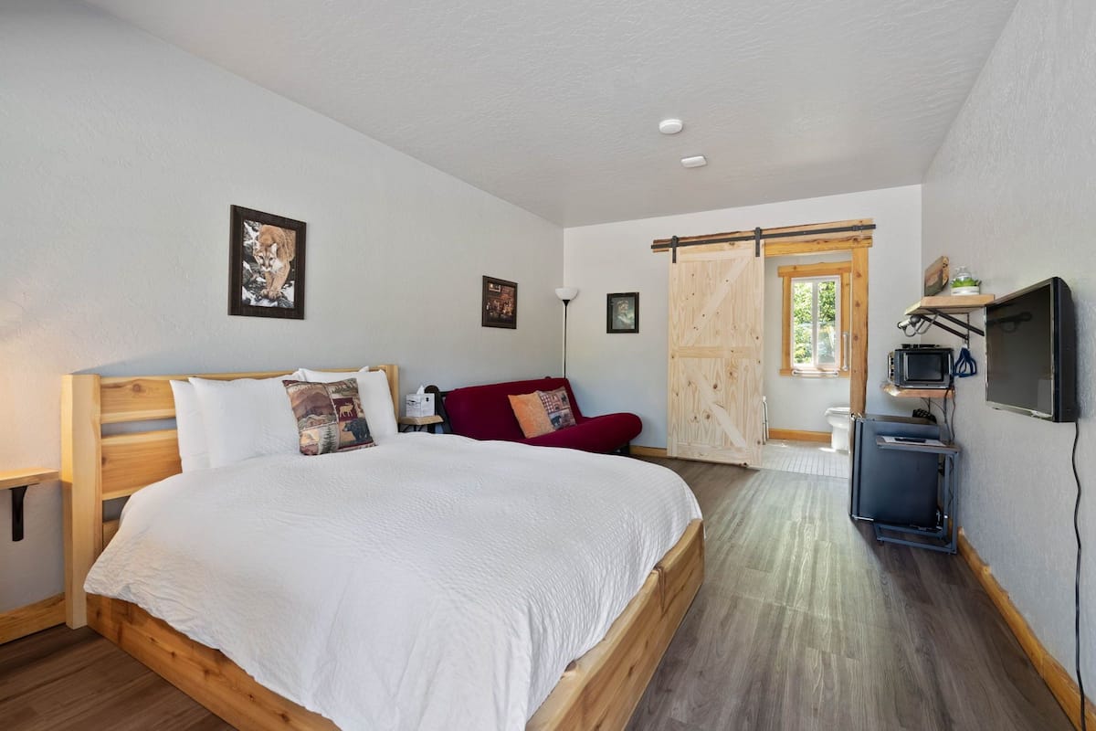 Lake Village Lodge Room #3 (ADA) | 免費 Wi-Fi、床單