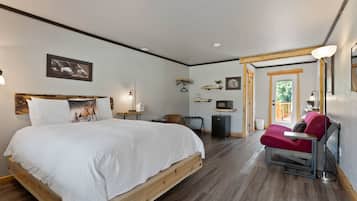 Lake Village Lodge Room #1 | 1 quarto, Wi-Fi de cortesia, roupa de cama