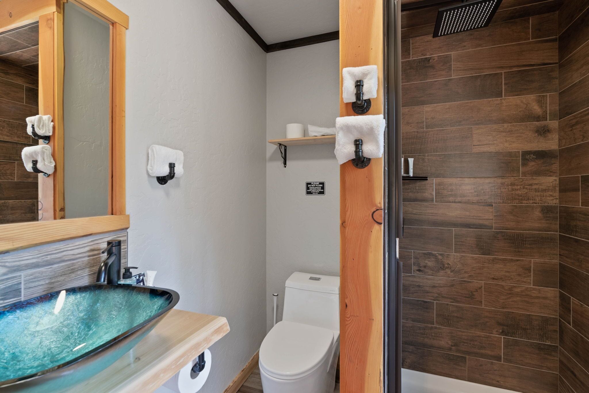 Lake Village Lodge Room #1 | バスルーム | シャワー、レインフォールシャワー、ヘアドライヤー、タオル