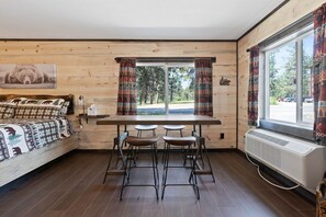 Lake Village Lodge Suite #9 | Free WiFi, bed sheets - Lake Village Lodge (Coeur d'Alene)