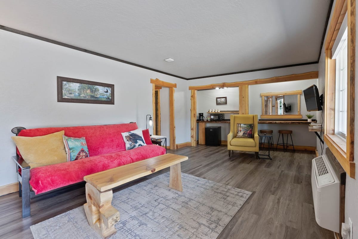 Lake Village Lodge Suite #7 | 免費 Wi-Fi、床單