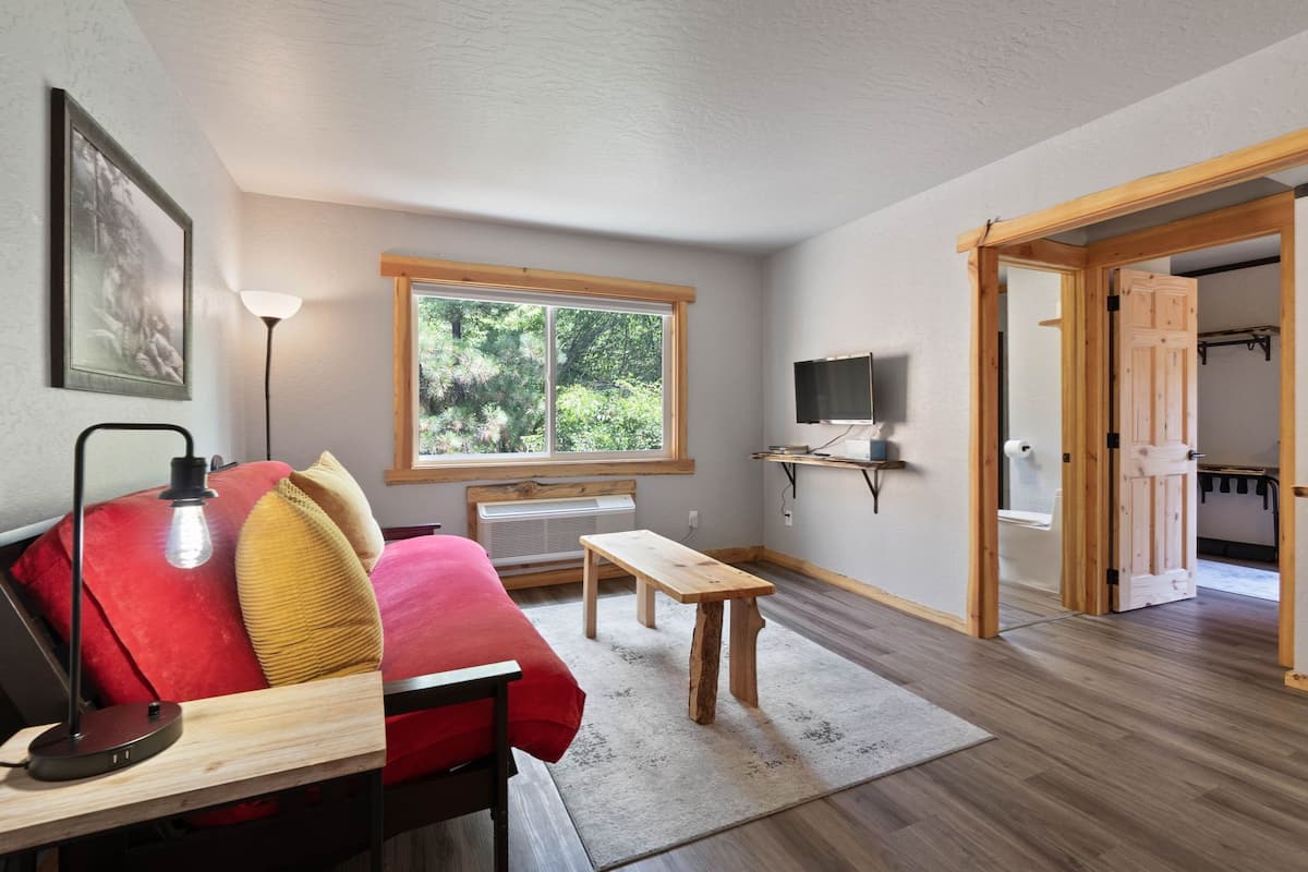 Lake Village Lodge Suite #6 | 免費 Wi-Fi、床單