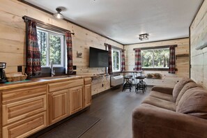 Lake Village Lodge Suite #10 | Free WiFi, bed sheets