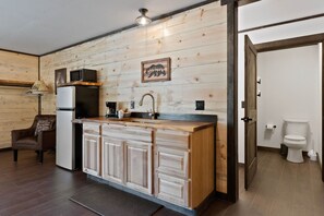 Lake Village Lodge Suite #9 | Free WiFi, bed sheets