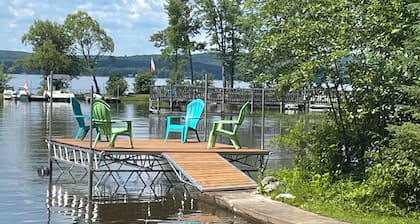 Beachfront Cottage Perfect for Family Getaways w/beach firepit, dock.