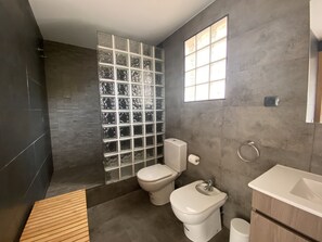 A modern bathroom with a toilet, bidet, and sink. - House near the beach with amazing sea views
FROM SATURDAY TO SATURDAY (Segur de Calafell)