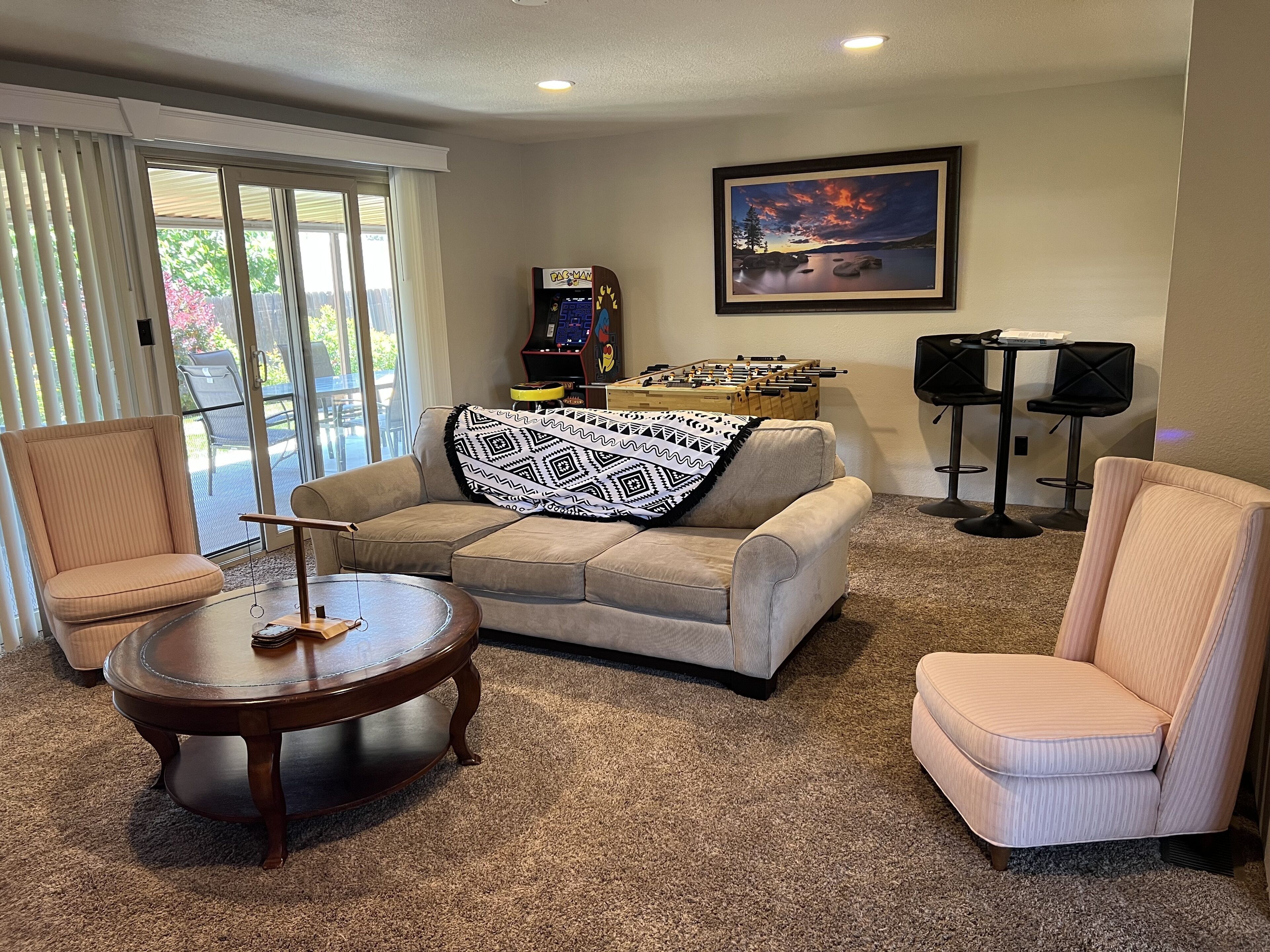 TV connectée, cheminée, jeux vidéo, baby-foot