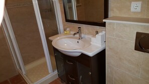 Bruser, hårtørrer, håndklæder, Toiletpapir