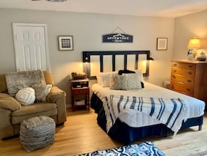 1 bedroom, desk, travel crib, free WiFi - Country Escape Next DOOR Rental - Sleeps 6 - Stay upstairs in the trees  (Chesapeake)