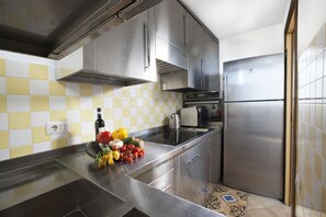 Fridge, microwave, oven, stovetop - Estate4home- La casa di Lia (Positano)
