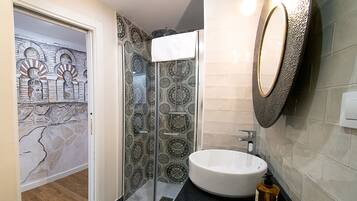 Shower, hair dryer, towels