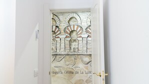 A door with a decorative glass panel featuring a stone-like pattern and arches. - ALFICEN CERVANTES 5 COLLECTION (Toledo)